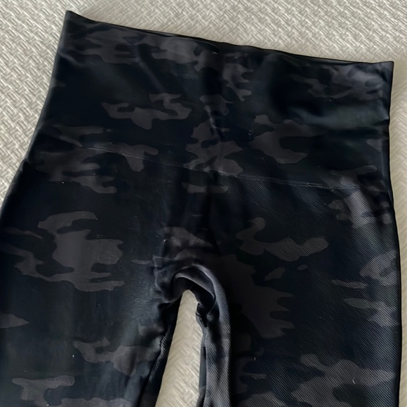 Spanx “look at me now” seamless black camo leggings. M - Picture 2 of 5